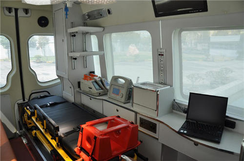 南县救护车内部